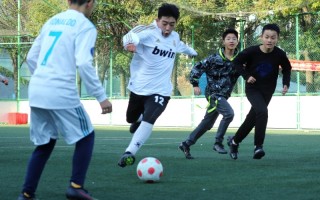 打足球可以喝咖啡吗男生，打足球可以喝咖啡吗男生