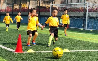 足球训练小孩子赚钱吗，小孩训练足球有什么好处